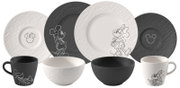 Schwarz-weißes Disney-Geschirrset mit strukturierten Tellern, Schalen und Tassen, verziert mit linearen Mickey- und Minnie-Mouse-Motiven; Ansicht schräg von vorne.