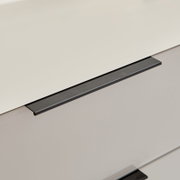 Nahaufnahme in schräger Perspektive von einer Glasplatte mit schwarzer Metallkante/Profil auf hellem Hintergrund