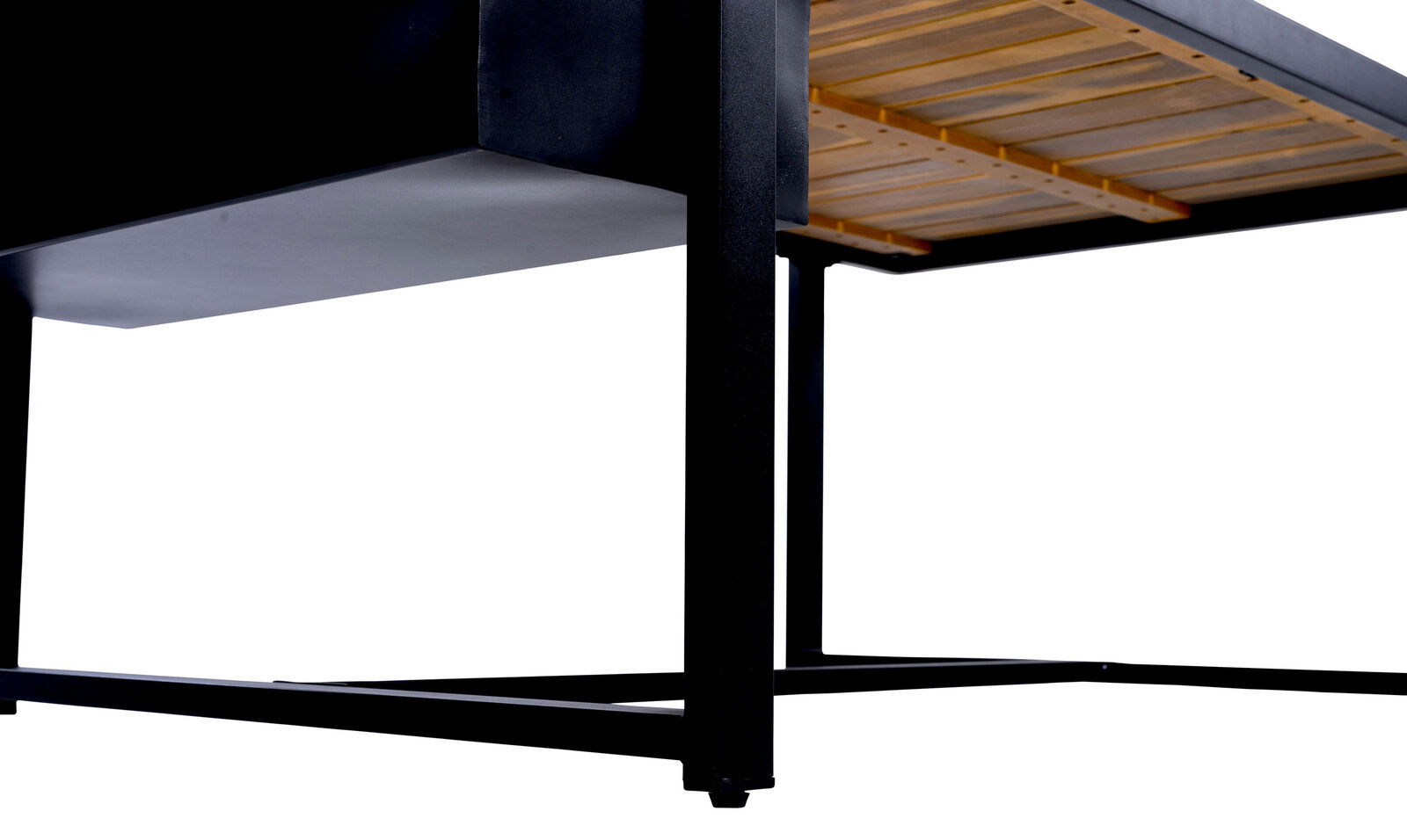 Nahaufnahme eines Lounge-Tisches mit schwarzem Metallrahmen und Holzlatten, Perspektive von unten.