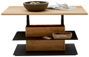 Moderner Couchtisch aus Holz mit zwei schwarzen Ablagen, dekoriert mit einer Schale und einem Buch, frontal betrachtet.