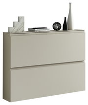 Moderne hangende schoenenkast 2K-T22 in beige met twee klepdeuren, versierd met vazen en boeken, zijaanzicht