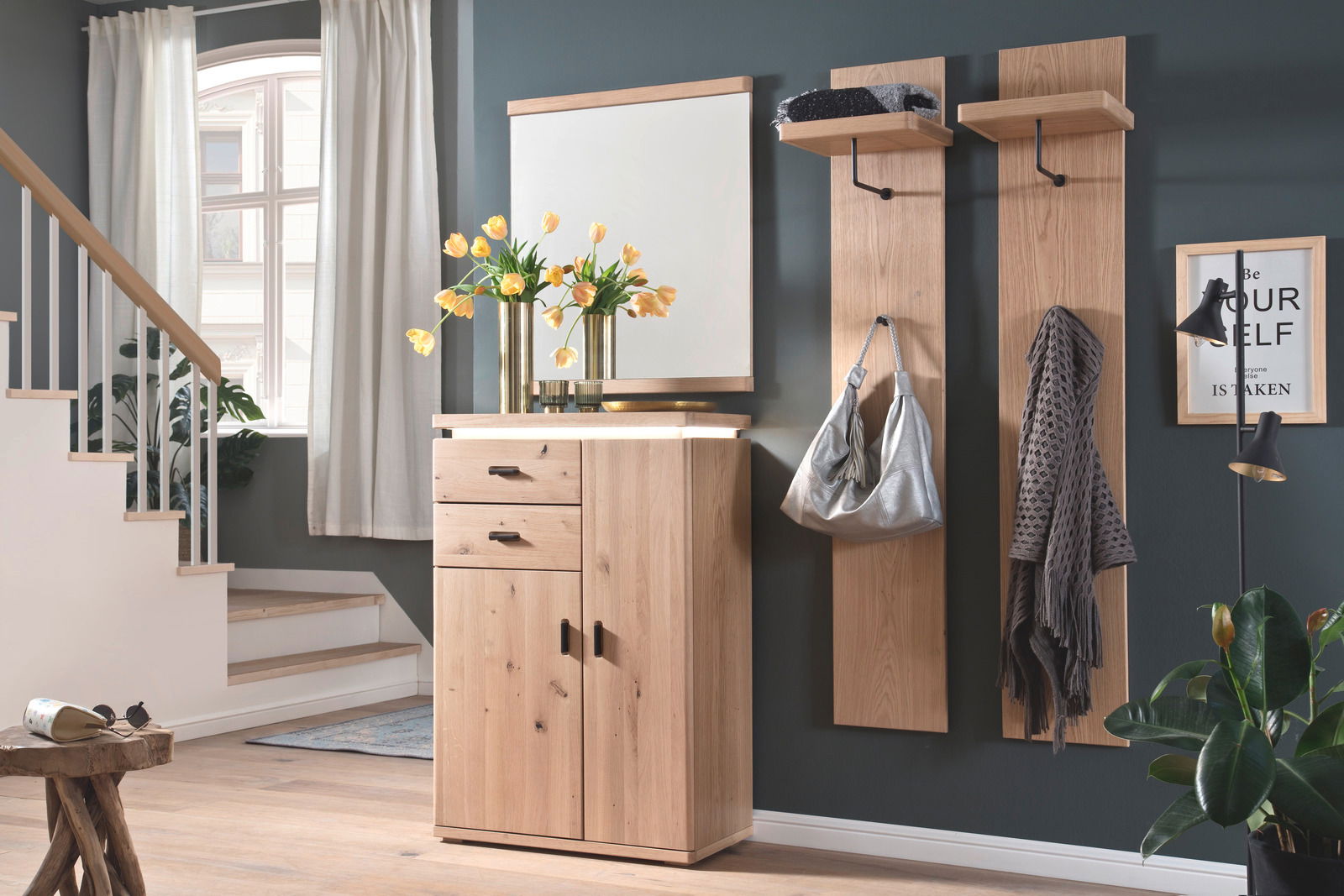 Linea Natura Schuhschrank BARCELONA Garderobenkombination in Holzoptik mit Spiegel, Kommode und Garderobenpaneelen, seitliche Perspektive