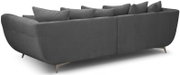 Rückansicht eines modernen grauen Stoff-Ecksofas mit mehreren Rückenkissen und schlanken Metallfüßen, freigestellt auf weißem Hintergrund