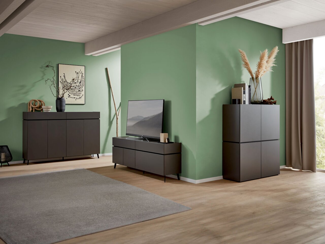 Modernes Wohnzimmer mit einem TV-Lowboard, einem Sideboard und einem Highboard in dunklem Holzdesign, seitliche Perspektive.