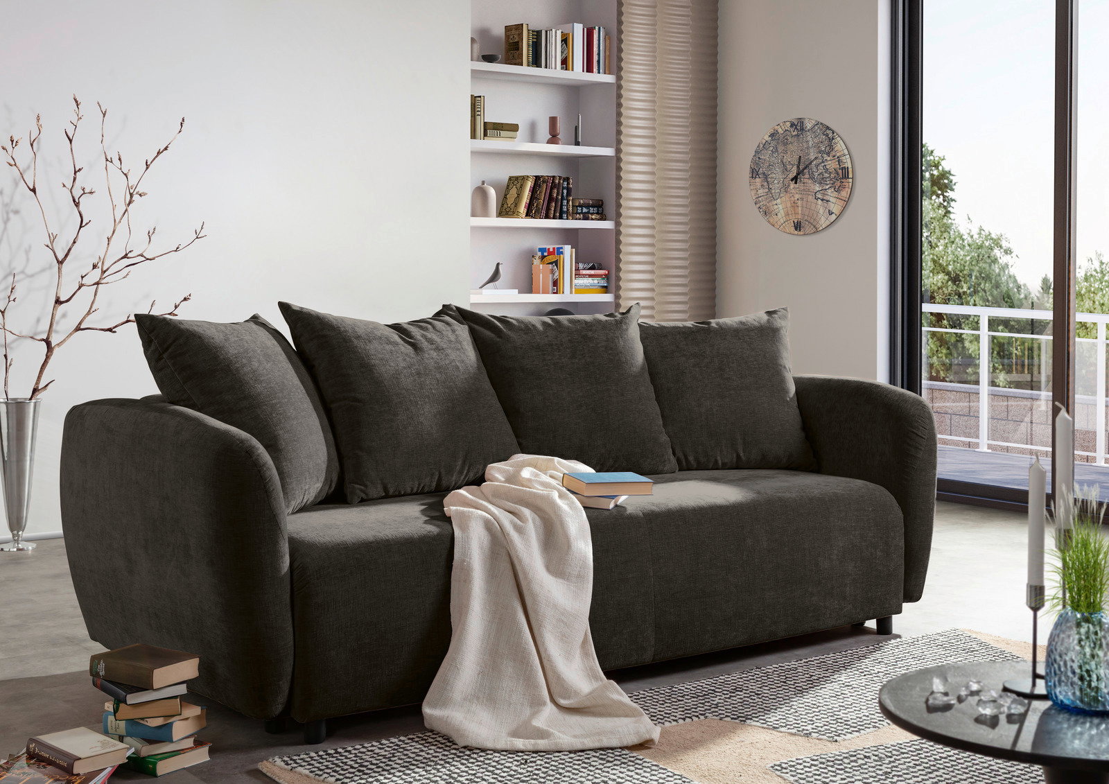 Gemütliches Funktionssofa in dunklem Stoff, seitliche Perspektive, dekoriert mit Kissen und Decke, in modernem Wohnzimmerambiente.