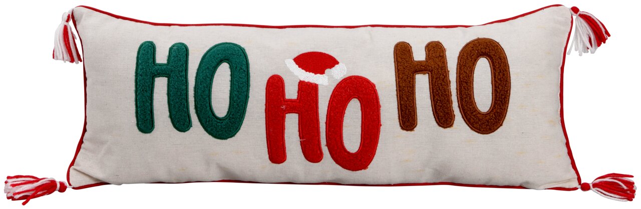 Rechthoekig sierkussen met het opschrift 'HO HO HO' in groene, rode en bruine letters, versierd met rode en witte kwastjes op de hoeken, gezien vanaf de voorkant.