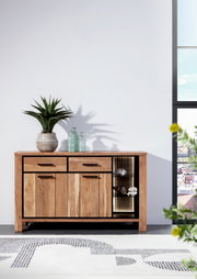 Holz-Sideboard mit zwei Schubladen und offenen Regalfächern, dekoriert mit Pflanzen und Flaschen, aus frontaler Perspektive.