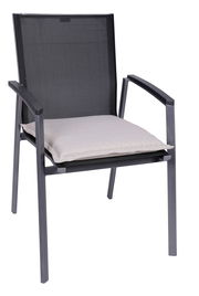 Gartenstuhl mit Armlehnen, anthrazitfarbenem Metallrahmen und schwarzer Textilbespannung, mit hellgrauem Sitzkissen, in schräger Vorderansicht freigestellt