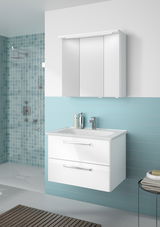 Moderner Badblock mit weißem Waschbecken und Spiegelschrank, seitliche Perspektive