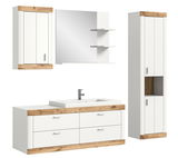 Moderne Badkombination in Weiß mit Holzdetails, bestehend aus einem Waschbeckenunterschrank, einem Spiegel mit Regalen und zwei Hochschränken, frontal betrachtet.