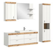 Moderne Badkombination in Weiß mit Holzdetails, bestehend aus einem Waschbeckenunterschrank, einem Spiegel mit Regalen und zwei Hochschränken, frontal betrachtet.