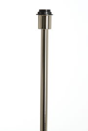 Nahaufnahme eines metallischen Lampenstabs mit Gewinde, vertikale Perspektive