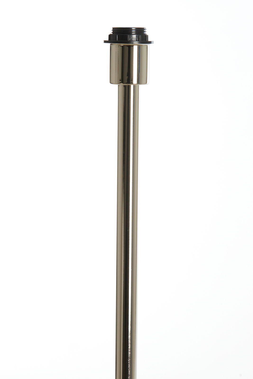 Nahaufnahme eines metallischen Lampenstabs mit Gewinde, vertikale Perspektive