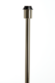 Nahaufnahme eines metallischen Lampenstabs mit Gewinde, vertikale Perspektive