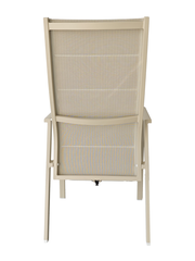 Rückansicht eines beigen Gartensessels mit Netzgewebe.