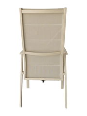 Rückansicht eines beigen Gartensessels mit Netzgewebe.