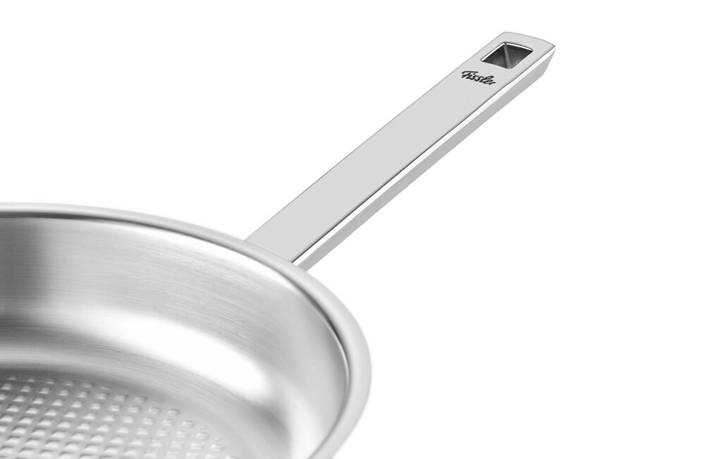 Nahaufnahme einer Edelstahlpfanne mit langem Griff, seitliche Perspektive