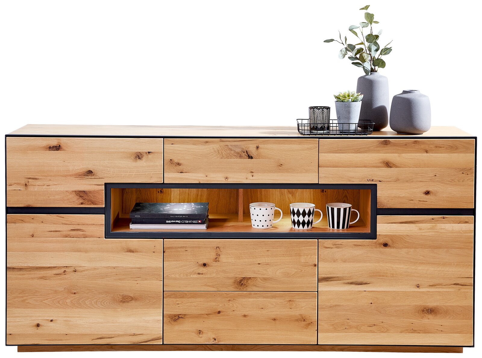 Frontale Ansicht eines modernen Sideboards aus Holz mit offenen Fächern, dekoriert mit Tassen und Pflanzen.