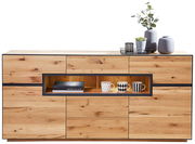 Frontale Ansicht eines modernen Sideboards aus Holz mit offenen Fächern, dekoriert mit Tassen und Pflanzen.