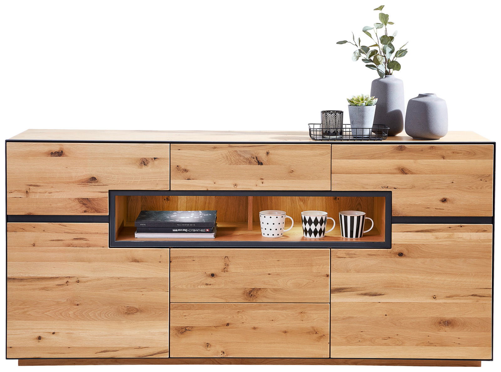 Frontale Ansicht eines modernen Sideboards aus Holz mit offenen Fächern, dekoriert mit Tassen und Pflanzen.