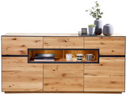 Vooraanzicht van een modern houten dressoir met open vakken, versierd met kopjes en planten.