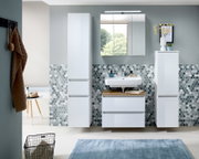 Modernes Badezimmermöbel-Set in Hochglanz-Weiß mit zwei Hochschränken, Waschtischunterschrank mit Holzablage und Spiegelschrank mit LED-Leuchte, frontal aus leicht erhöhter Perspektive fotografiert