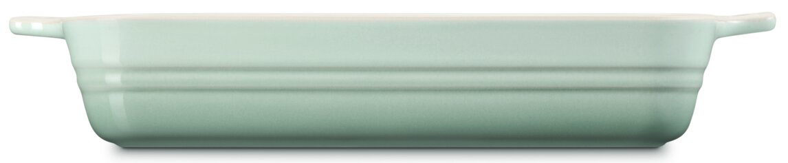 Mintgrüne, rechteckige Auflaufform aus Keramik mit seitlichen Griffen, seitliche Ansicht auf weißem Hintergrund.