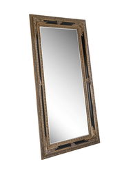 Großer rechteckiger Spiegel mit reich verziertem, goldfarbenem Rahmen, in schräger Perspektive fotografiert.