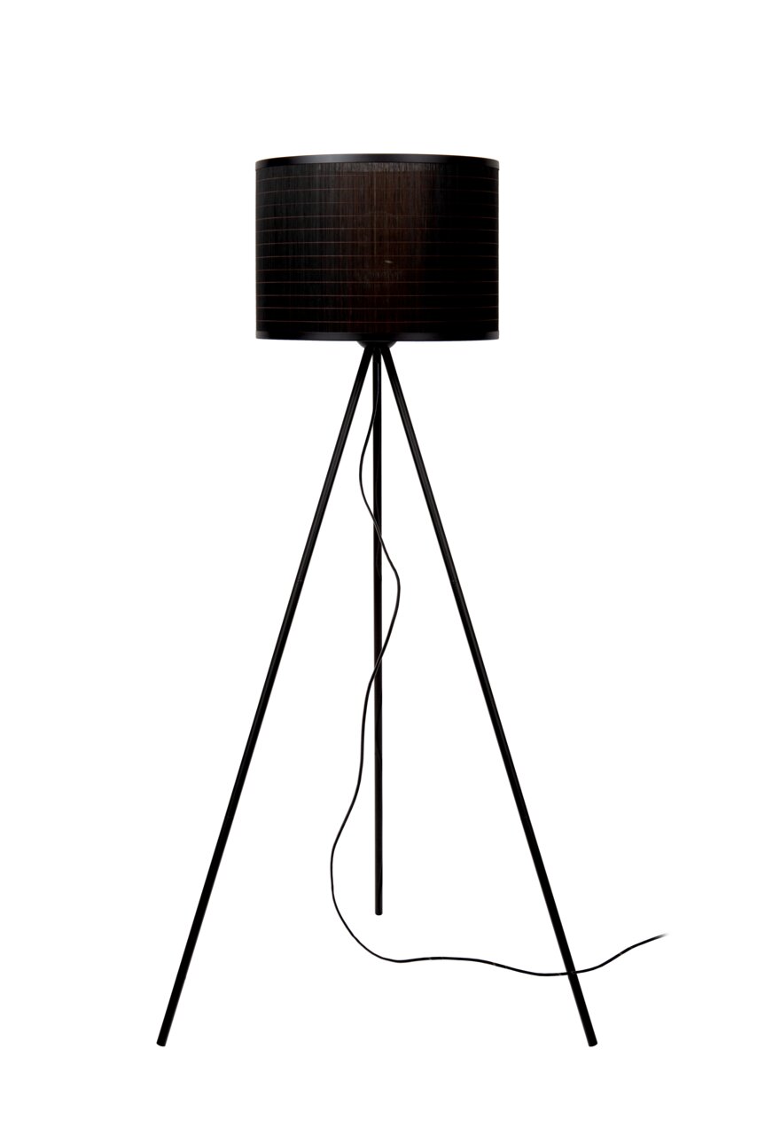 Schwarze Stehlampe mit dreibeinigem Stativ und rundem Lampenschirm, seitliche Perspektive