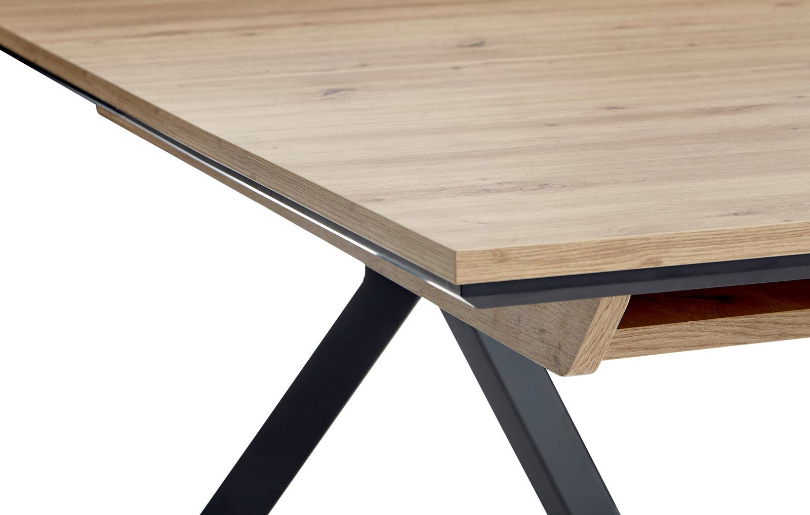 Nahaufnahme eines Vierfußtisches mit Holzoptik und schwarzen Metallbeinen, perspektivisch von der Ecke aufgenommen.