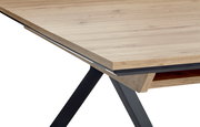 Nahaufnahme eines Vierfußtisches mit Holzoptik und schwarzen Metallbeinen, perspektivisch von der Ecke aufgenommen.