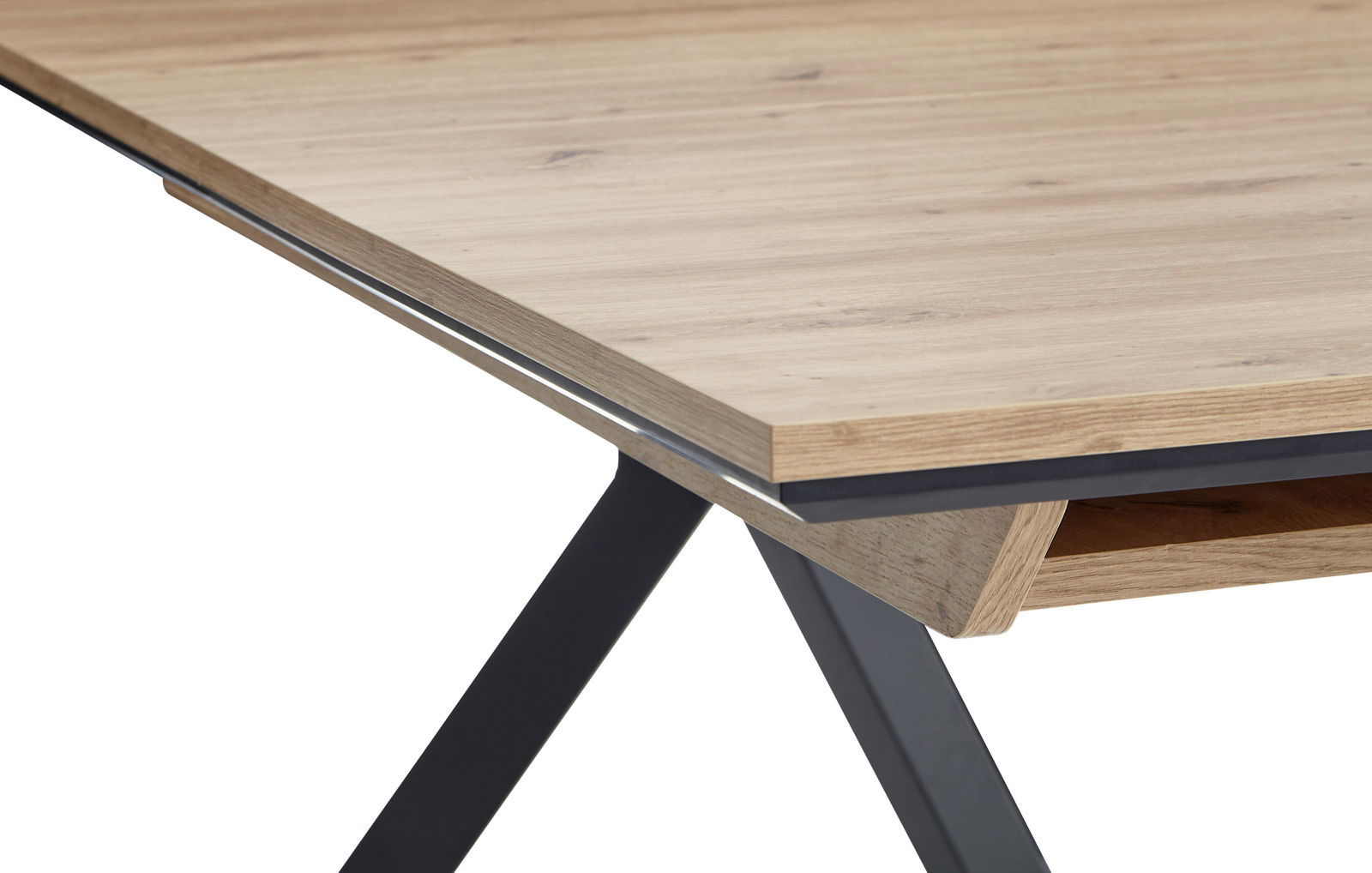 Nahaufnahme eines Vierfußtisches mit Holzoptik und schwarzen Metallbeinen, perspektivisch von der Ecke aufgenommen.