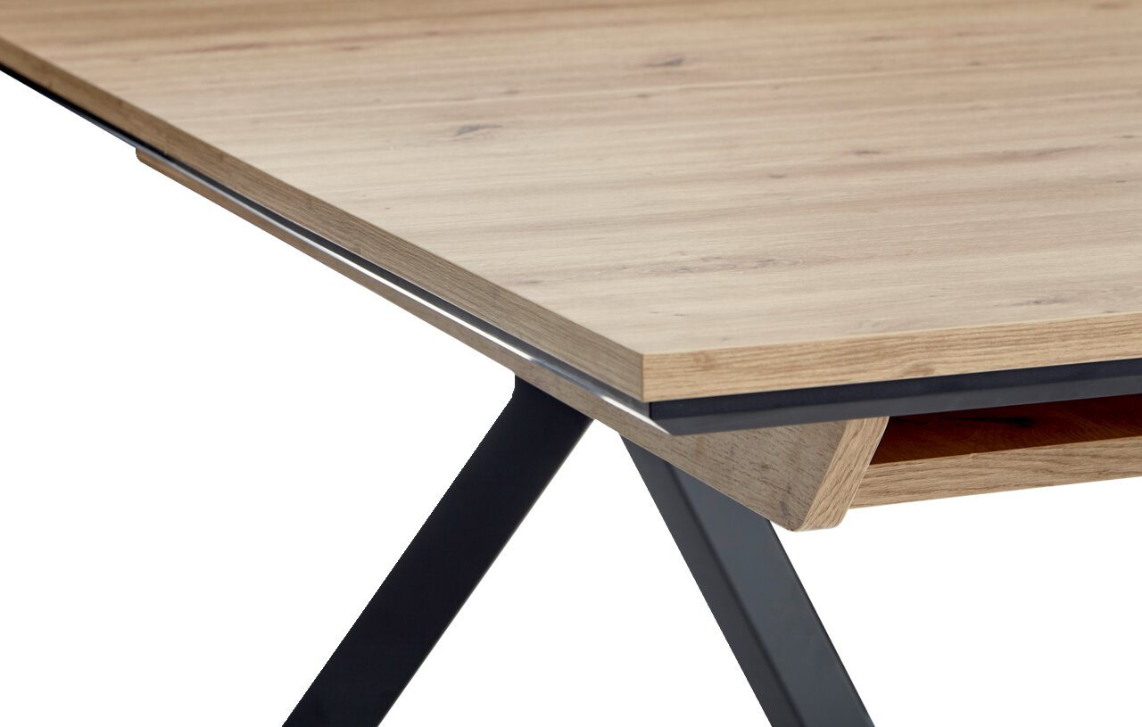 Nahaufnahme eines Vierfußtisches mit Holzoptik und schwarzen Metallbeinen, perspektivisch von der Ecke aufgenommen.
