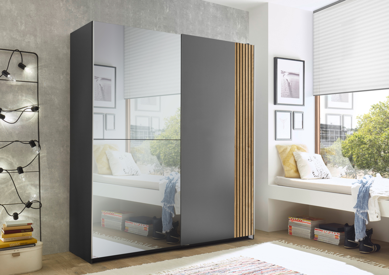 Moderner, zweiflügeliger Schwebetürenschrank mit Spiegeloberfläche und Holzdetails, seitliche Perspektive
