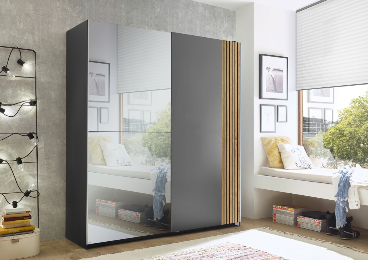 Moderner, zweiflügeliger Schwebetürenschrank mit Spiegeloberfläche und Holzdetails, seitliche Perspektive