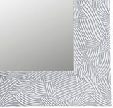 Detailansicht eines Spiegels mit dekorativem, strukturiertem Rahmen in Weiß.