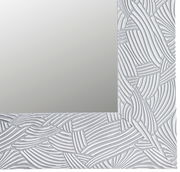 Detailansicht eines Spiegels mit dekorativem, strukturiertem Rahmen in Weiß.