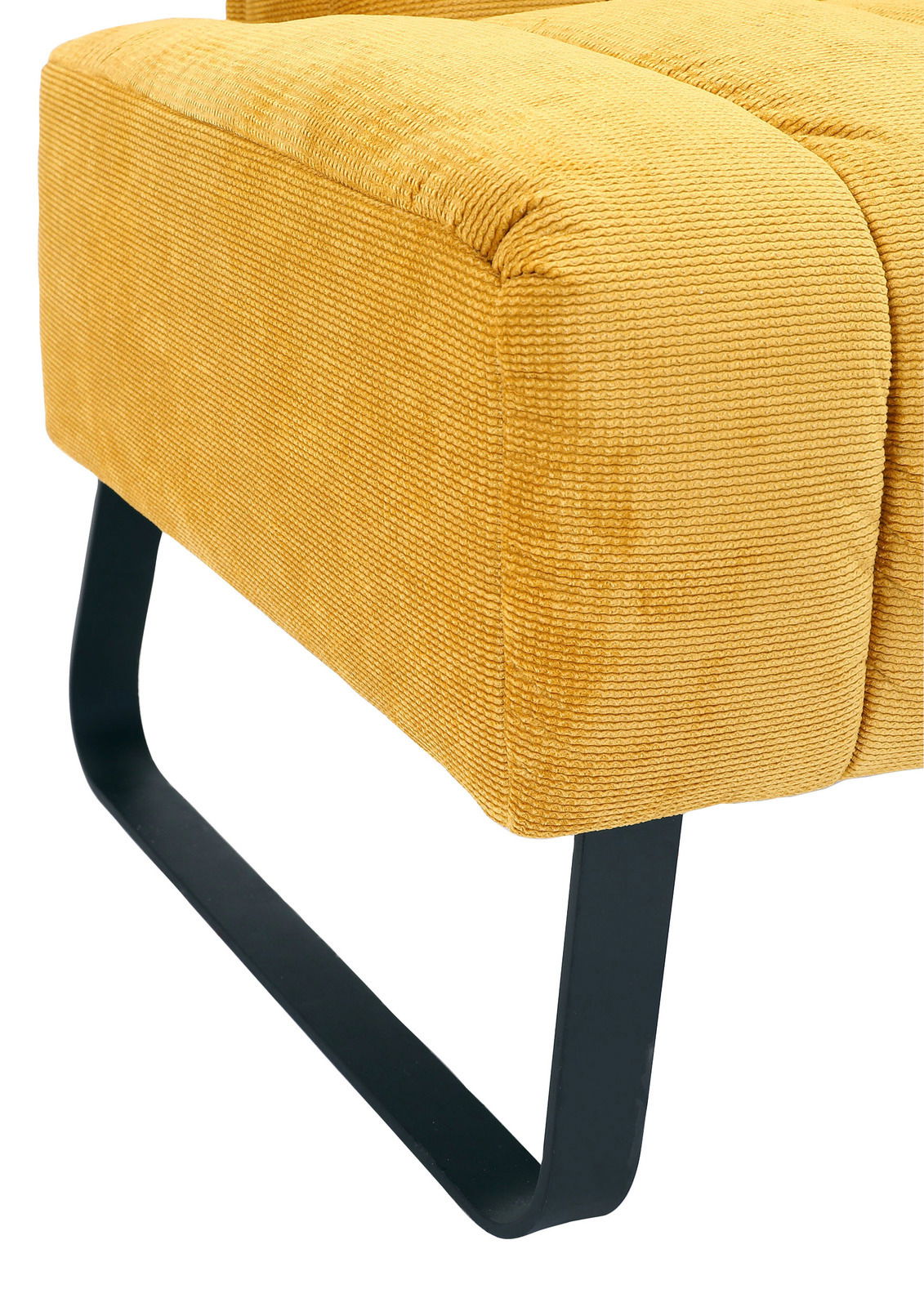 Nahaufnahme einer gelben 2er-Sitzbank mit schwarzem Metallgestell, seitliche Perspektive