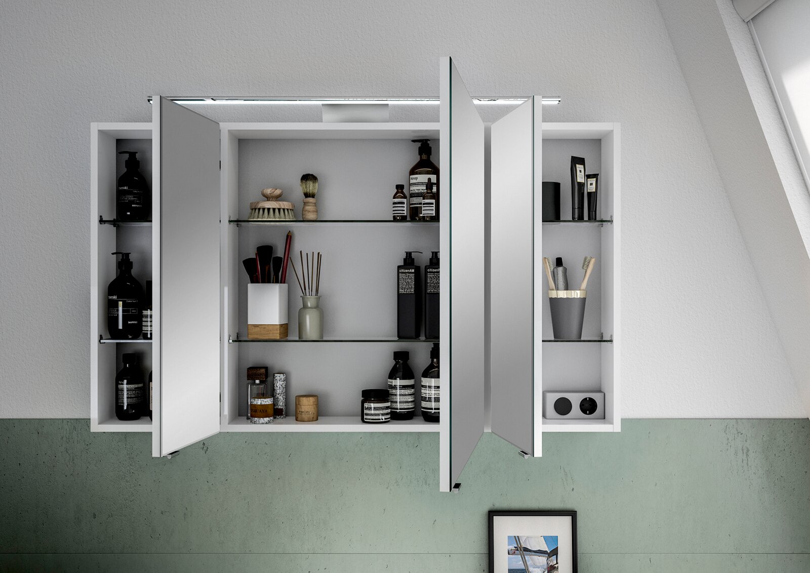 Spiegelschrank mit geöffneten Türen, gefüllt mit Pflegeprodukten und Accessoires, aus der Frontalperspektive fotografiert.