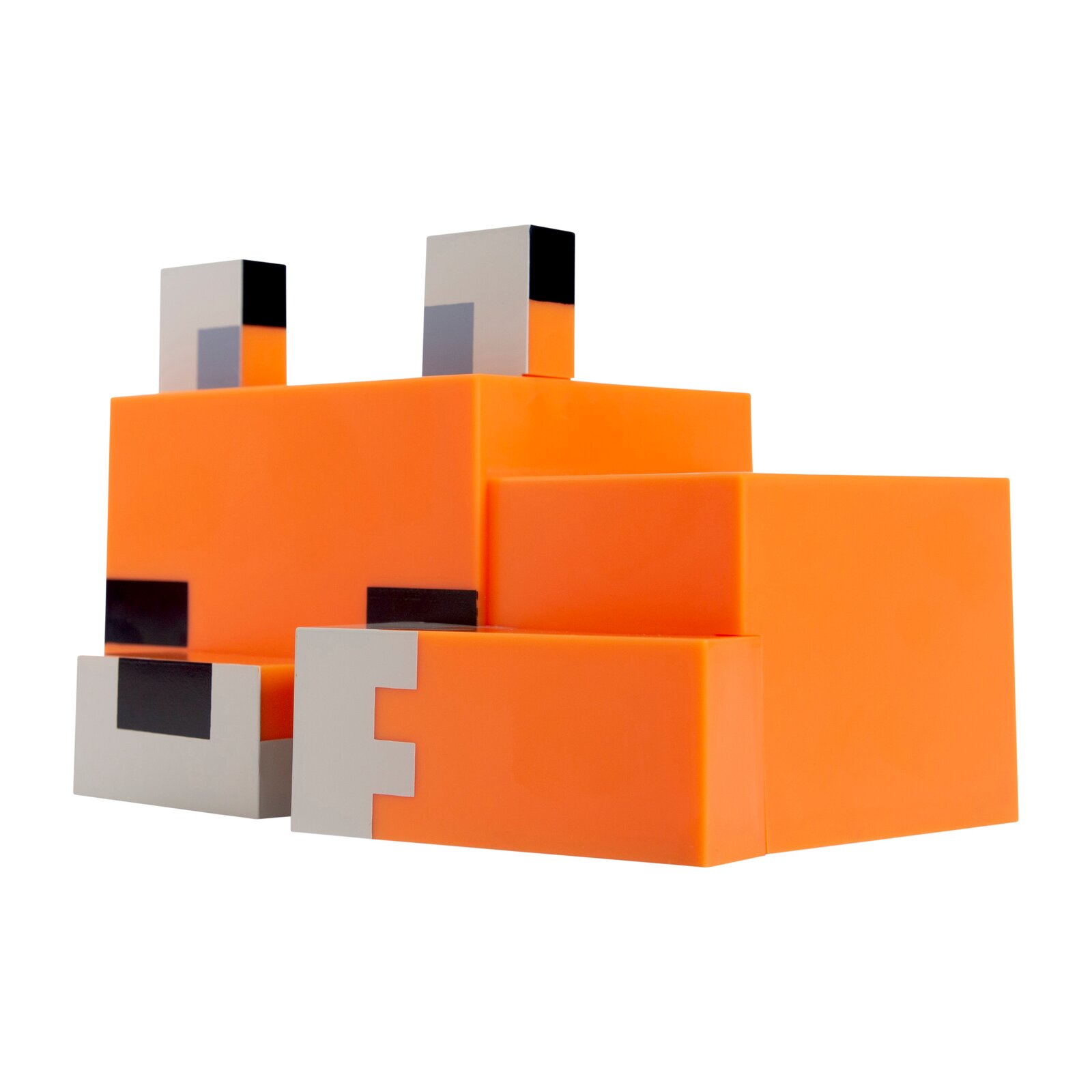 Orangefarbene, würfelförmige Pixel-Fuchs-Figur mit weißen und schwarzen Details, freigestellt auf weißem Hintergrund, in frontaler leicht seitlicher Perspektive (3/4-Ansicht) von vorne links.