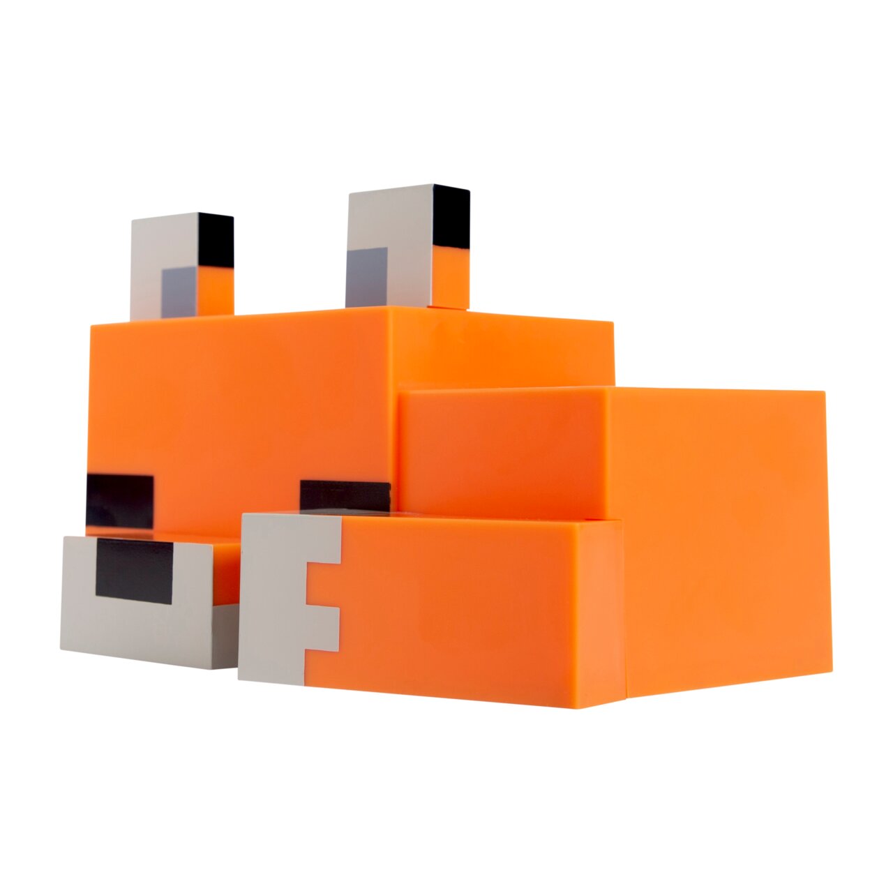 Orangefarbene, würfelförmige Pixel-Fuchs-Figur mit weißen und schwarzen Details, freigestellt auf weißem Hintergrund, in frontaler leicht seitlicher Perspektive (3/4-Ansicht) von vorne links.