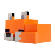 Orangefarbene, würfelförmige Pixel-Fuchs-Figur mit weißen und schwarzen Details, freigestellt auf weißem Hintergrund, in frontaler leicht seitlicher Perspektive (3/4-Ansicht) von vorne links.