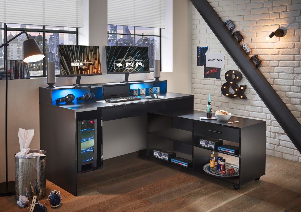 Moderner Gaming-Schreibtisch in einem stilvollen Raum mit zwei Monitoren, Tastatur, Kopfhörern und LED-Beleuchtung, seitliche Perspektive.