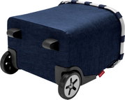 Donkerblauwe Reisenthel-boodschappentrolley met twee grote wielen en een aluminium frame, zijaanzicht van achteren op een witte achtergrond
