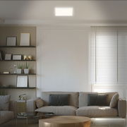 Moderne LED-Deckenleuchte in einem stilvollen Wohnzimmer, von unten betrachtet.