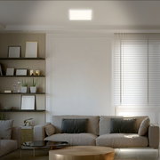 Moderne LED-Deckenleuchte in einem stilvollen Wohnzimmer, von unten betrachtet.