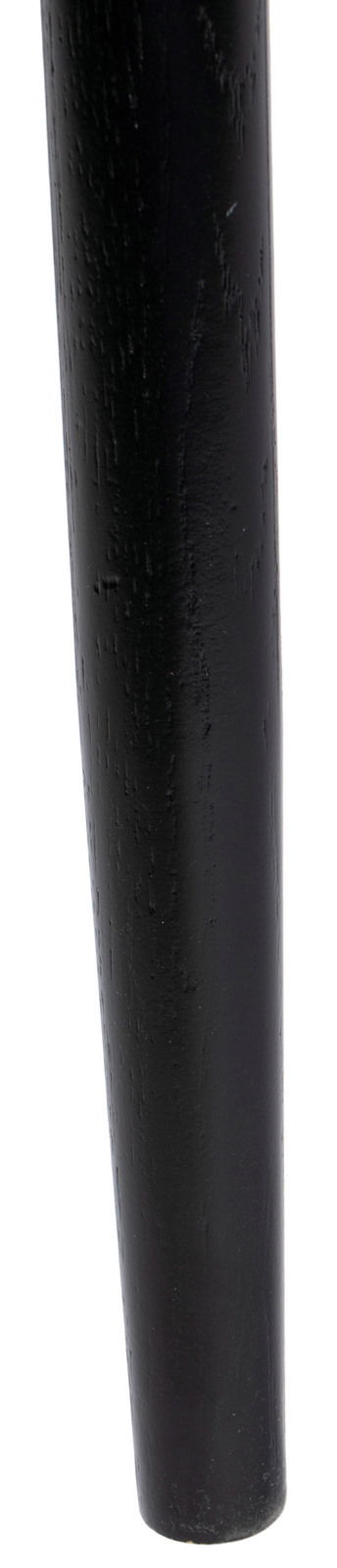 Nahaufnahme eines schwarzen Tischbeins aus Holz, vertikale Perspektive