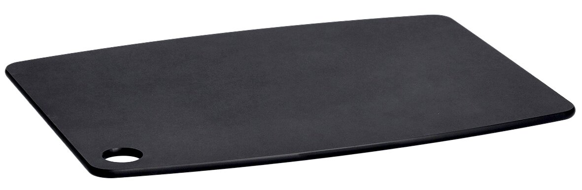 Schwarzes Schneidebrett aus Holzfaserlaminat mit abgerundeten Ecken und Loch, perspektivisch von oben fotografiert.
