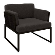 Moderner Loungesessel mit dunklem Stoffbezug und Metallrahmen, seitliche Perspektive