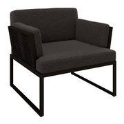 Moderner Loungesessel mit dunklem Stoffbezug und Metallrahmen, seitliche Perspektive